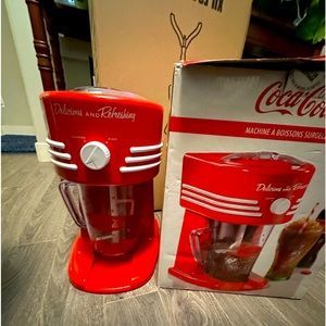 VERSATILE BLENDING: Enjoy refreshing ice-cold drinks at home with